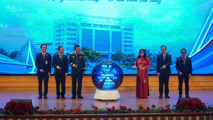 Thủ khoa Trường đại học Y Dược Cần Thơ nhận học bổng 100% học phí năm học - Ảnh 1.