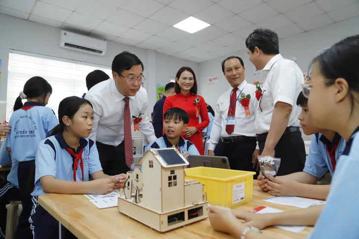 Bí thư Trần Lưu Quang, chủ tịch Nguyễn Văn Được dự lễ khai giảng tại Trường THPT Trần Khai Nguyên - Ảnh 5.