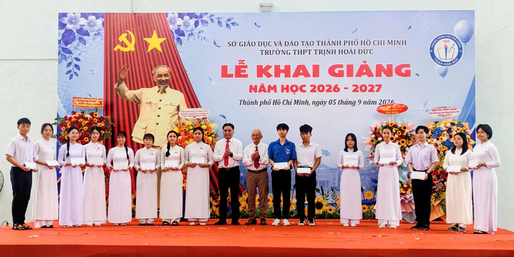 Bí thư Trần Lưu Quang, chủ tịch Nguyễn Văn Được dự lễ khai giảng tại Trường THPT Trần Khai Nguyên - Ảnh 9.