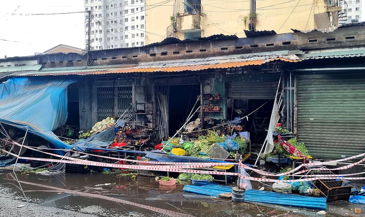 Nghi phóng hỏa gây cháy dãy ki ốt ở phường Đông Hưng Thuận khiến 1 người tử vong - Ảnh 1.