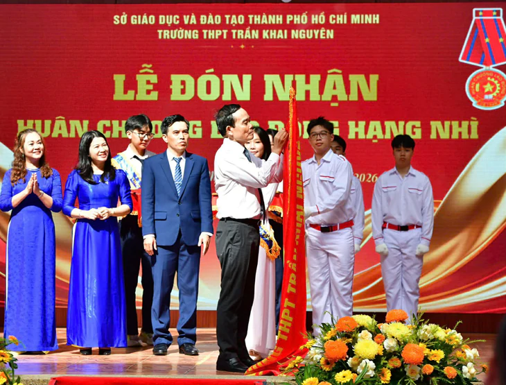 Bí thư Trần Lưu Quang, chủ tịch Nguyễn Văn Được dự lễ khai giảng tại Trường THPT Trần Khai Nguyên - Ảnh 3.