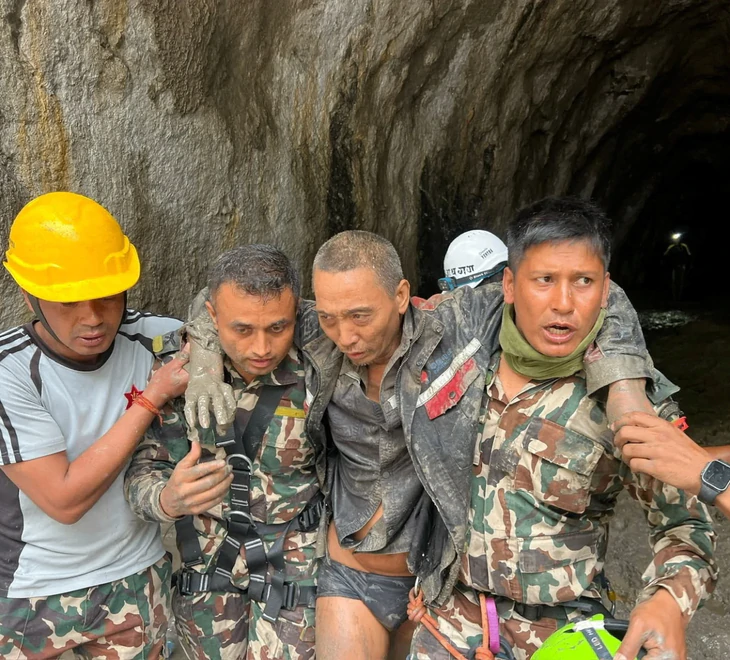 Nepal giải cứu công dân Trung Quốc mắc kẹt 10 ngày sau lũ quét, cách cửa hầm 225 m - Ảnh 1.