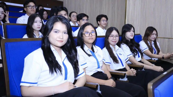Hiệu trưởng Trường đại học Kinh tế - Luật: Bốn năm đại học không vay lại được - Ảnh 2.