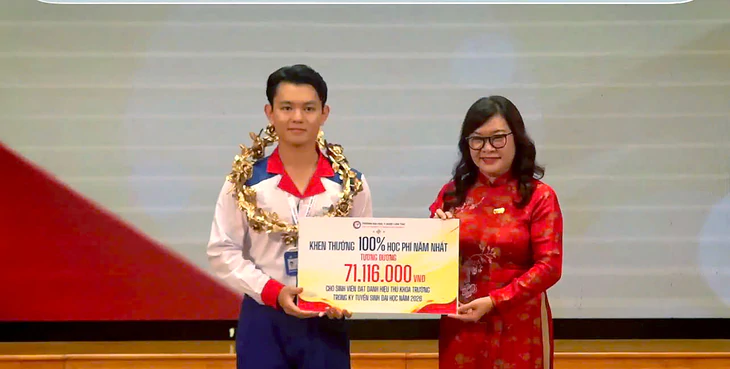 Thủ khoa Trường đại học Y Dược Cần Thơ nhận học bổng 100% học phí năm học - Ảnh 3.