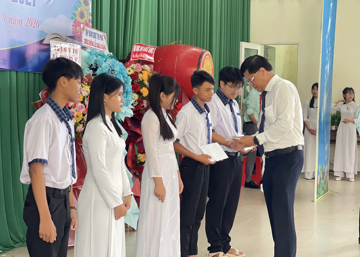 Trường quê Cần Thơ trao hỗ trợ hơn 137 triệu đồng cho học sinh nghèo dịp khai giảng - Ảnh 1.