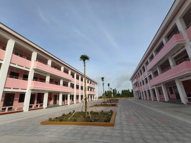 Ông Đinh Văn Nơi tặng 50 triệu đồng và 2.000 quyển tập cho học sinh khó khăn - Ảnh 4.