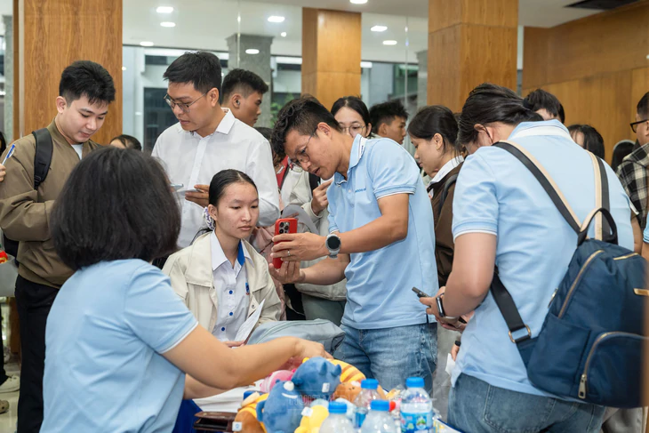Sinh viên, thanh niên TP.HCM săn việc, tìm cơ hội thực tập và lập nghiệp - Ảnh 1.