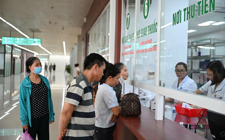 Đề xuất mức đóng bảo hiểm y tế tăng 0, 6% từ năm 2027: Ai được hưởng lợi, ai chịu tác động? - Ảnh 3.