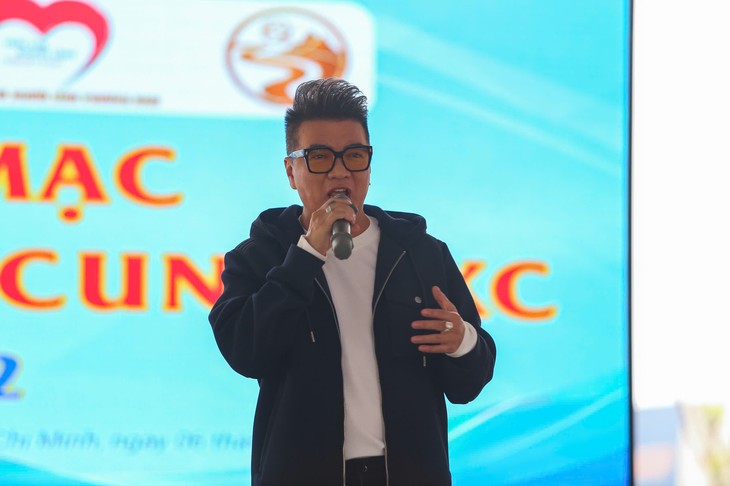 Cựu chiến binh truyền cảm hứng cho sinh viên trên sân bắn cung - Ảnh 4.