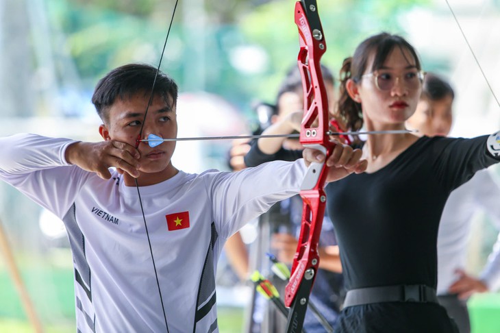 Cựu chiến binh truyền cảm hứng cho sinh viên trên sân bắn cung - Ảnh 5.