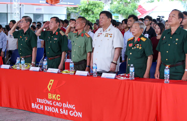 Cựu chiến binh truyền cảm hứng cho sinh viên trên sân bắn cung - Ảnh 3.
