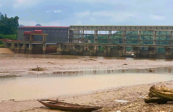 Thủy điện Cẩm Thủy 1 gặp sự cố mực nước sụt giảm bất thường, hàng tấn cá nuôi lồng bị chết - Ảnh 1.