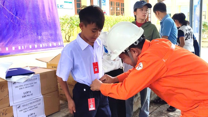 143 bộ đồng phục - 143 niềm vui trước thềm năm học mới - Ảnh 3.
