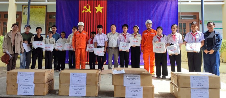 143 bộ đồng phục - 143 niềm vui trước thềm năm học mới - Ảnh 2.