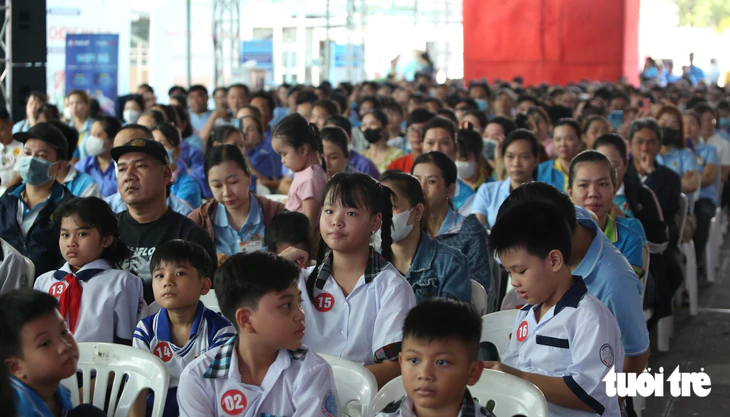 Cán bộ Công an TP.HCM mô phỏng cảnh ‘xào ke’ tuyên truyền phòng chống ma túy cho công nhân - Ảnh 4.