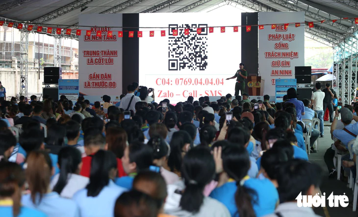Cán bộ Công an TP.HCM mô phỏng cảnh ‘xào ke’ tuyên truyền phòng chống ma túy cho công nhân - Ảnh 11.