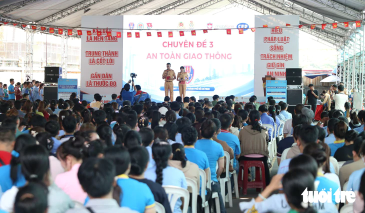 Cán bộ Công an TP.HCM mô phỏng cảnh ‘xào ke’ tuyên truyền phòng chống ma túy cho công nhân - Ảnh 12.