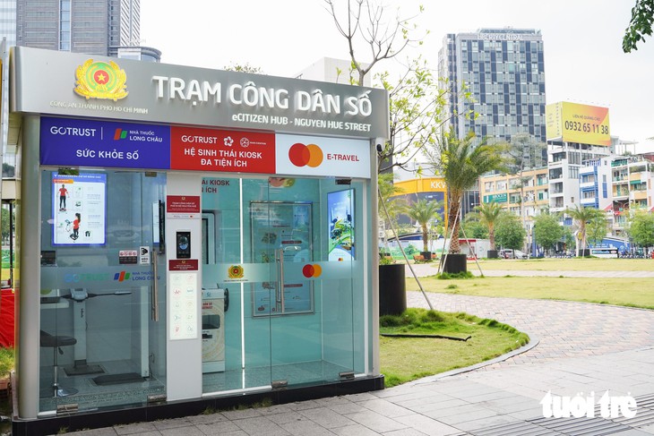 GenZ thích thú trãi nghiệm Trạm công dân số ở TP.HCM - Ảnh 1.