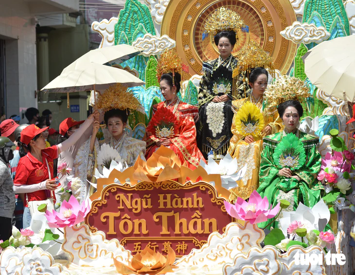 Sắc màu lễ hội Nghinh Ông ở Phan Thiết - Ảnh 4.