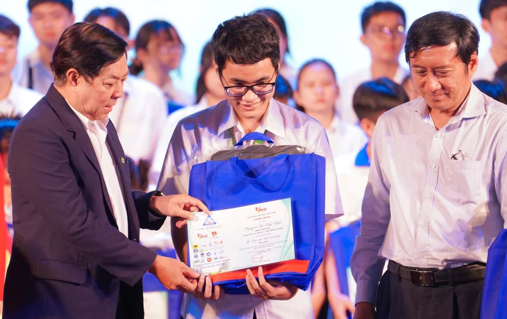 Trường ĐH Văn Hiến dành 1 tỉ đồng Tiếp sức đến trường: Làm chỗ dựa cho SV nghèo - Ảnh 1.