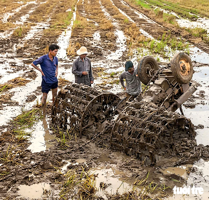 Máy cày lật đè chết bé trai 14 tuổi: Trẻ chưa đủ tuổi lao động sao cho phép lái? - Ảnh 1.