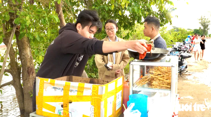 Rủ nhau đi tắm đồng nước nổi đầu nguồn Đồng Tháp - Ảnh 7.