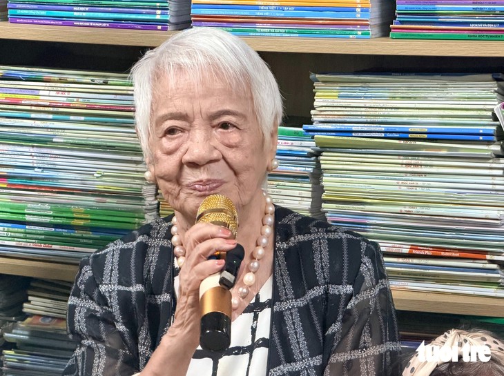 Nhà văn Xuân Phượng: 97 tuổi vẫn viết, vẫn học, vẫn lắng nghe - Ảnh 2.