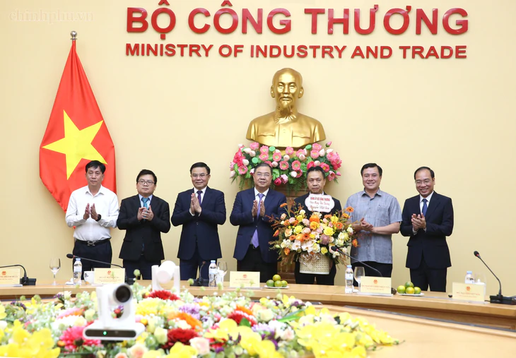 Trao quyết định bổ nhiệm Thứ trưởng Bộ Công Thương Nguyễn Việt Sơn - Ảnh 2.