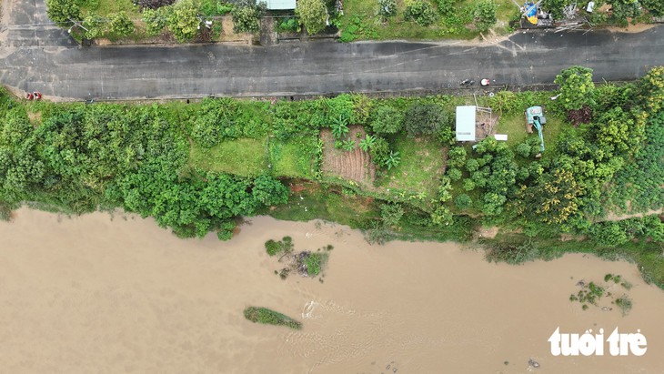 Sống cạnh nơi một năm lại mất vài mét đất - Ảnh 4.