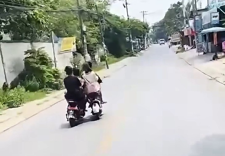 Bốn thiếu niên chạy xe đạp điện lạng lách, tạt đầu xe tải - Ảnh 1.