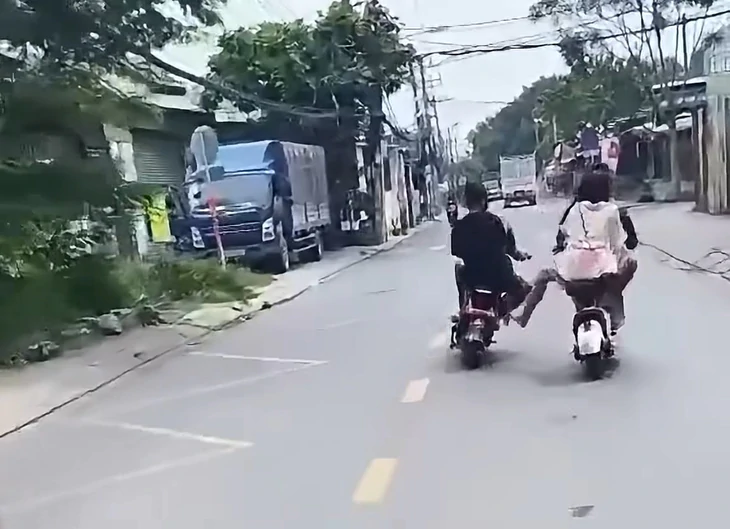 Bốn thiếu niên chạy xe đạp điện lạng lách, tạt đầu xe tải - Ảnh 2.