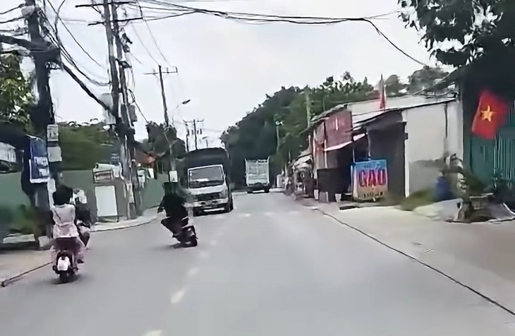 Bốn thiếu niên chạy xe đạp điện lạng lách, tạt đầu xe tải - Ảnh 3.
