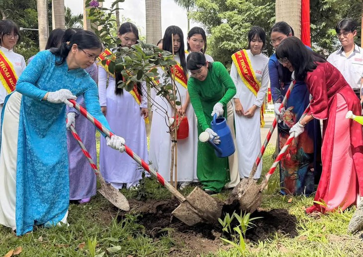 Cùng trồng cây tạo mảng xanh cho trường học đầu năm 2026 - Ảnh 1.