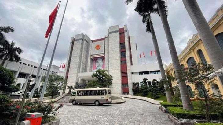 Hà Nội lấy ý kiến dân việc đề xuất hạ giải trụ sở HĐND-UBND TP để xây tòa nhà cao 9 tầng thay thế - Ảnh 1.