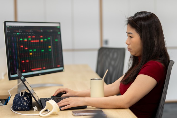 VN-Index vượt 1.850 điểm, nhưng 3/4 lương cổ phiếu trên sàn vẫn 'lạ' lắm - Ảnh 1.