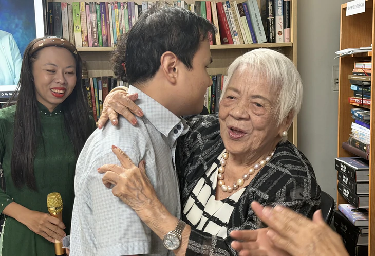Nhà văn Xuân Phượng: 97 tuổi vẫn viết, vẫn học, vẫn lắng nghe - Ảnh 3.