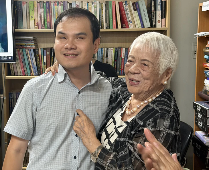 Nhà văn Xuân Phượng: 97 tuổi vẫn viết, vẫn học, vẫn lắng nghe - Ảnh 5.