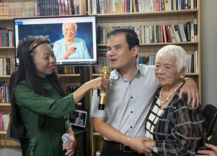 Nhà văn Xuân Phượng: 97 tuổi vẫn viết, vẫn học, vẫn lắng nghe - Ảnh 4.