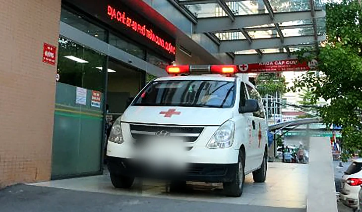 Vụ bệnh nhân về nhà 16km trả 9 triệu: Xe cấp cứu tư nhân vào bên trong, bệnh viện vô can? - Ảnh 2.