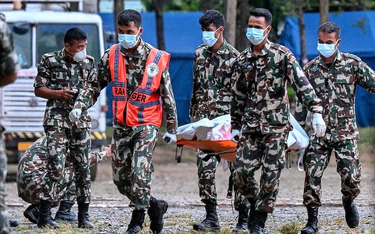 Lũ quét ở Nepal: Gia đình đang làm lễ tang thì phát hiện cụ bà còn sống sau 10 ngày mất tích - Ảnh 3.