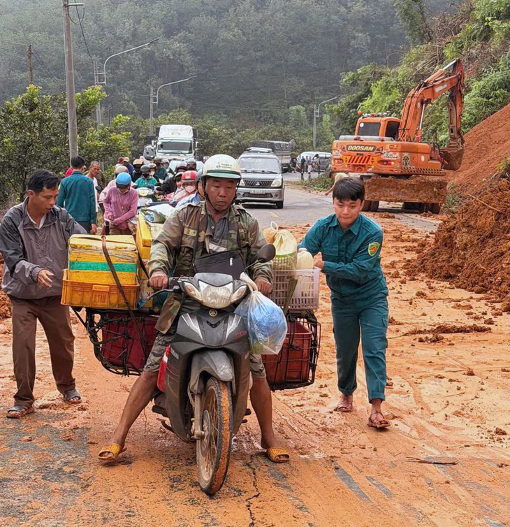 Khắc phục sạt lở đất trên tuyến đường huyết mạch nối Đồng Nai với Lâm Đồng - Ảnh 2.