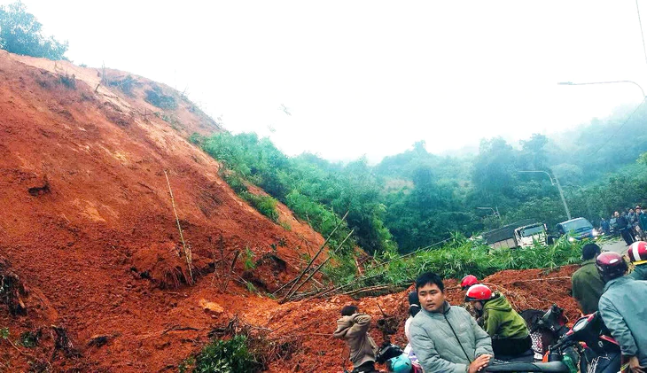 Khắc phục sạt lở đất trên tuyến đường huyết mạch nối Đồng Nai với Lâm Đồng - Ảnh 1.