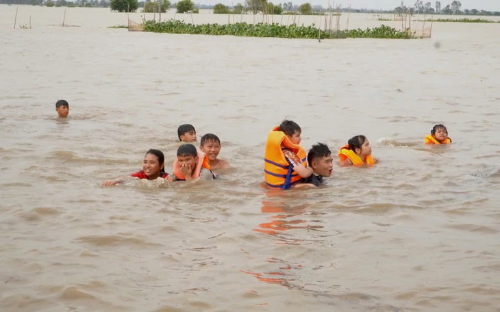 Mùa nước nổi về Tràm Chim dỡ chà, dỡ lợp, hái rau rừng, ăn cá linh   - Ảnh 8.