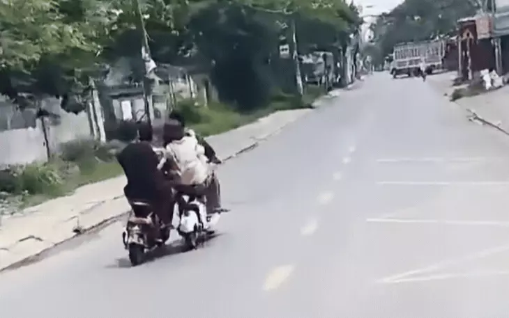 Công an xã Xuân Thới Sơn làm việc với 4 thiếu niên chạy xe đạp điện lạng lách, đánh võng - Ảnh 2.