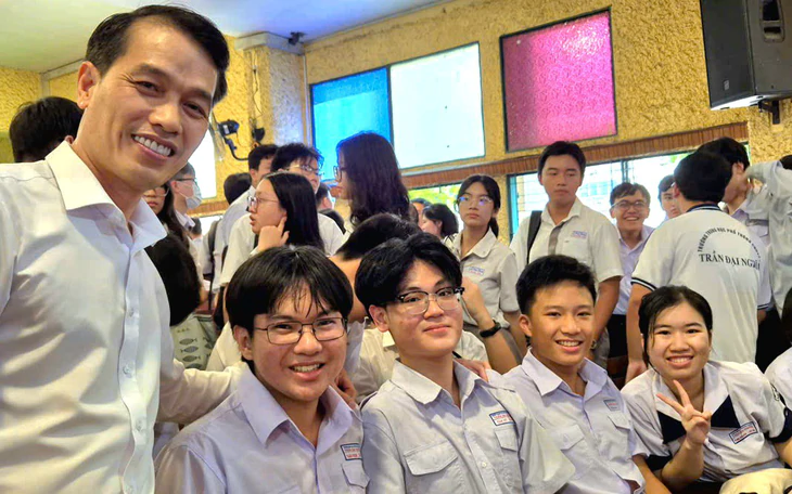 TP.HCM giảm nhiều hội thi cho học sinh và giáo viên, vẫn tổ chức thi học sinh giỏi lớp 9, lớp 12 - Ảnh 2.