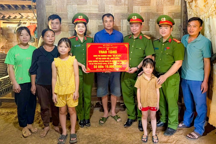 Lạng Sơn rà soát điểm học sinh phải đi học bằng bè mảng, ưu tiên làm cầu, ngầm tràn qua sông - Ảnh 2.
