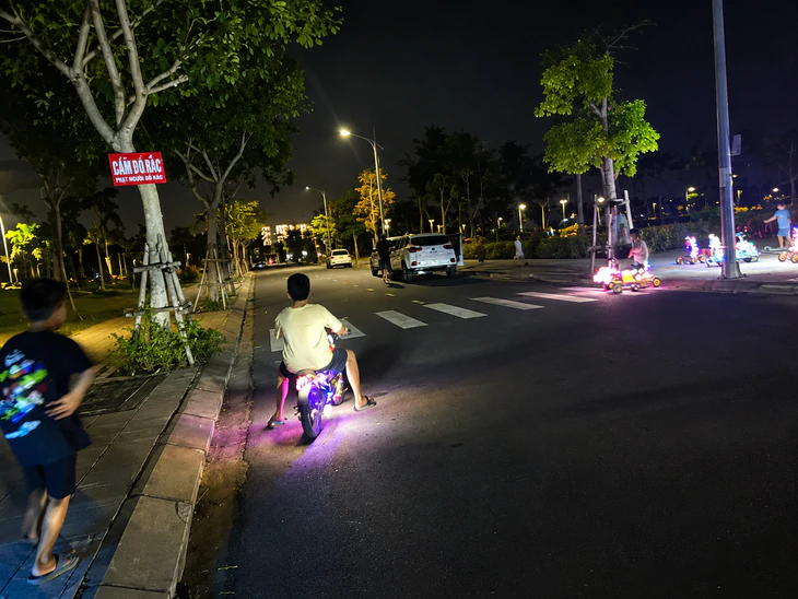 Bé 5 tuổi tử vong khi chạy xe điện tự chế: Giật mình, đồ chơi nhưng không còn là 'đồ chơi' - Ảnh 1.
