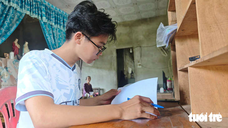 Tân sinh viên ĐH Huế: Luôn nhớ ngày mẹ nằm xuống trước cổng trường nên tôi không bỏ học - Ảnh 2.
