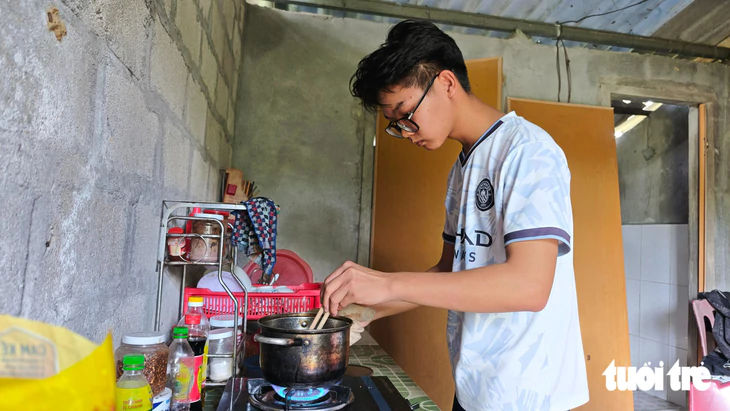Tân sinh viên ĐH Huế: Luôn nhớ ngày mẹ nằm xuống trước cổng trường nên tôi không bỏ học - Ảnh 4.