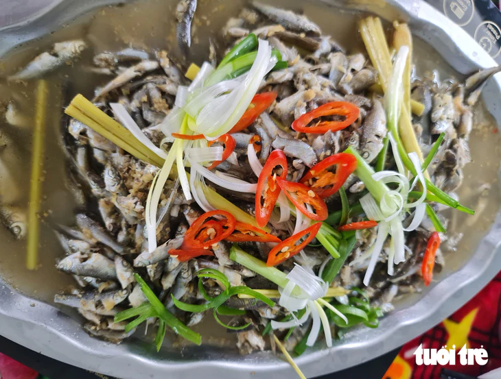 Giá cá linh giảm hơn một nửa so với đầu mùa nước nổi - Ảnh 3.